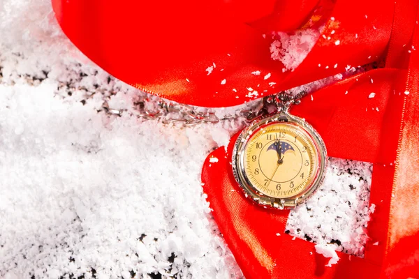 Relógio de bolso antigo na superfície coberta de neve — Fotografia de Stock