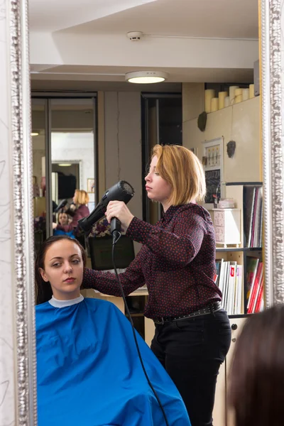 Estilista Secado de cabello de mujer con secador de pelo —  Fotos de Stock