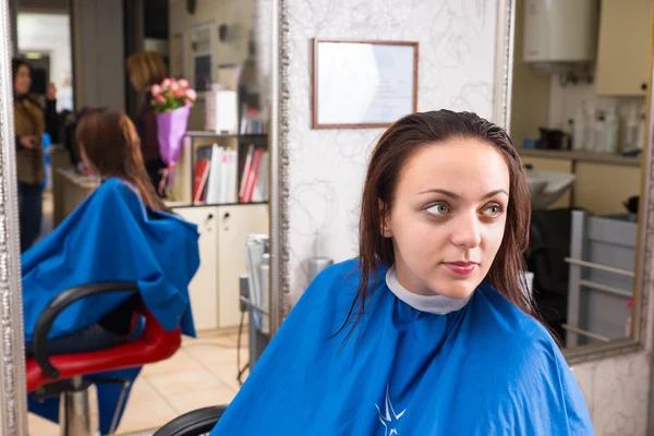 Brunette Woman with Wet Hair Waiting in Salon — Stok fotoğraf