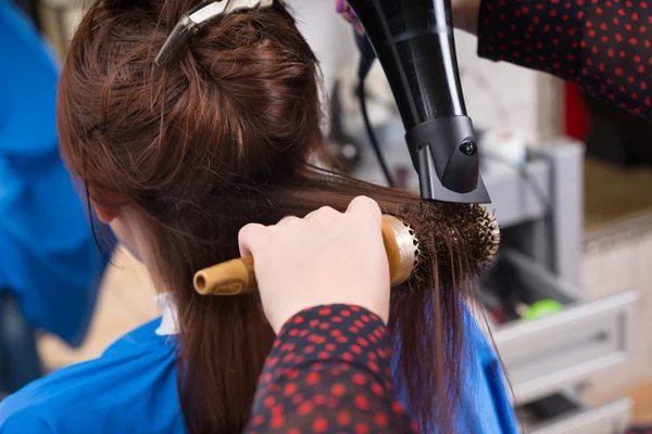 Brunette Femme ayant les cheveux bruns séchés dans le salon — Photo