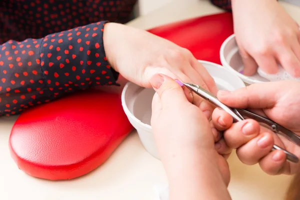 Manicurista Taglio Cuticole Durante Manicure — Foto Stock