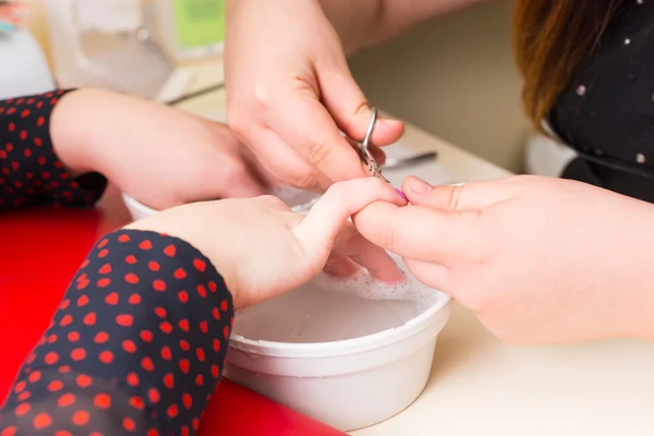 Manicurista Taglio Cuticole Durante Manicure — Foto Stock