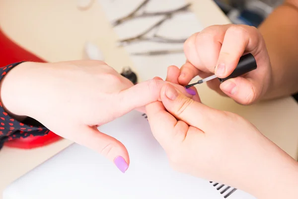 Manicure Aplicando Polonês às unhas do cliente — Fotografia de Stock
