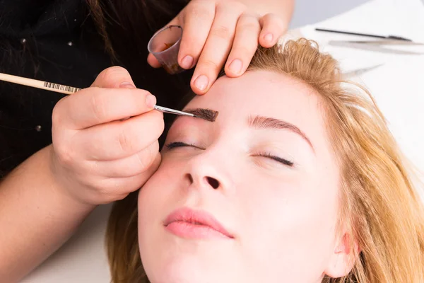 Esthetician Grooming Eyebrows of Female Client — Stock fotografie