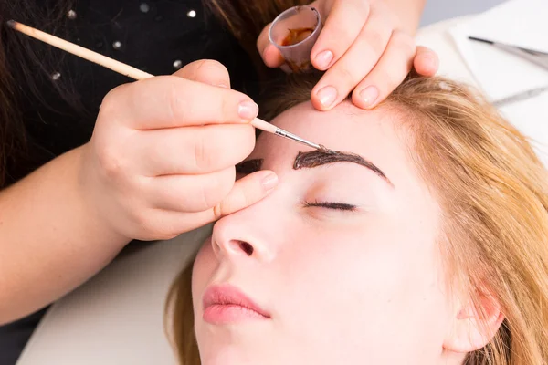 Esthetician Grooming Eyebrows of Female Client — Zdjęcie stockowe