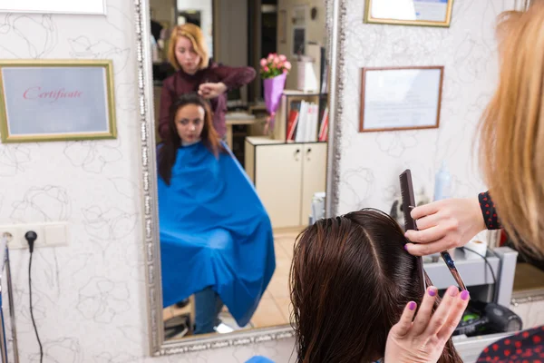 Reflexión de Estilista Peinando Cabello del Cliente — Foto de Stock