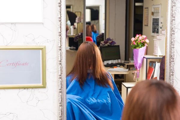 Vrouw in Salon met haar die betrekking hebben op gezicht — Stockfoto