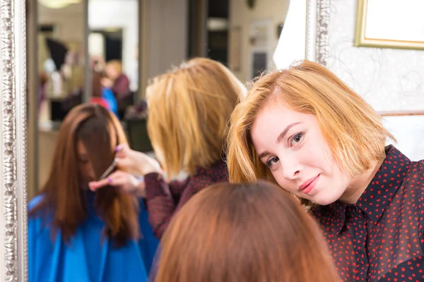 Stylist skära hår av klienten i salong — Stockfoto