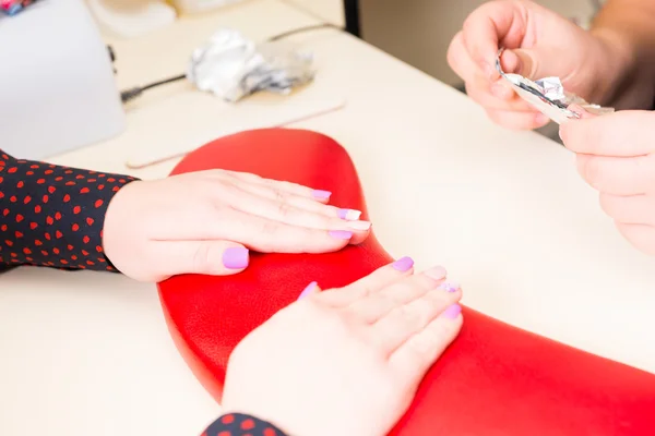 Donna Ottenere Manicure Unghie Gel in Spa — Foto Stock