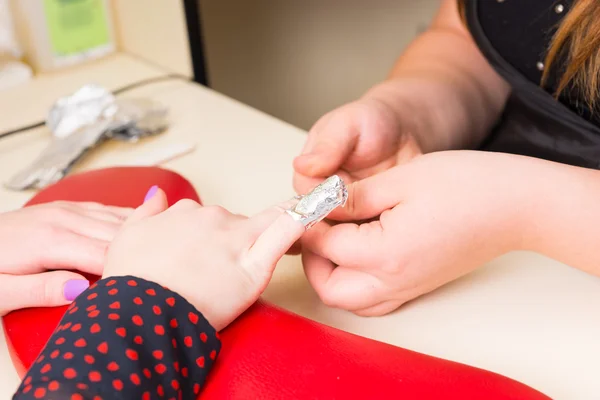 Manicura de uñas de gel de ejecución de manicura con envolturas — Foto de Stock