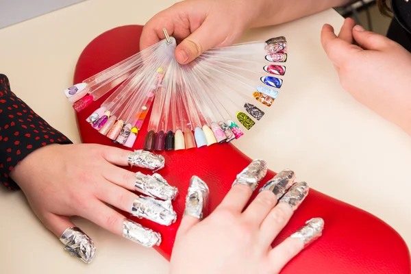 Padrão de seleção de cliente durante a manicure Gel — Fotografia de Stock