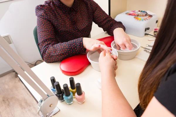 Frau mit Maniküre-Behandlung im Wellnessbereich — Stockfoto