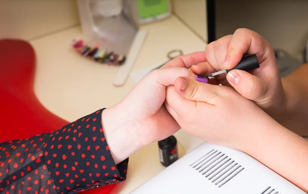 Manikyr tillämpa klarlack på naglarna — Stockfoto