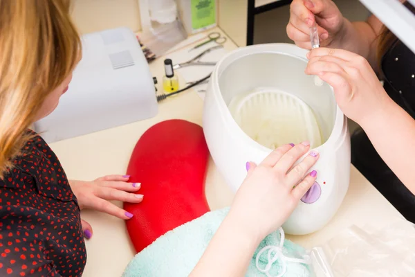 Mãos de cliente de preparação de manicure para tratamento de cera — Fotografia de Stock