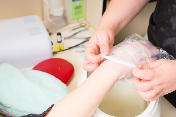 Applicazione del guanto durante il trattamento della manicure della cera — Foto Stock