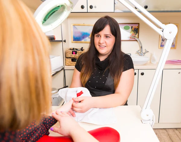 Manicurista asciugatura Mani del cliente con asciugamano — Foto Stock