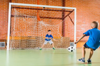 İki genç futbol meraklıları bir oyun keyfi