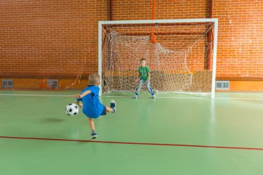 Birlikte futbol oynayan iki küçük çocuklar
