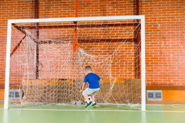 Küçük çocuk onun futbol becerileri pratik