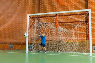 Kapalı pratik genç futbol kalecisi