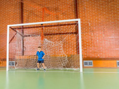 Genç çocuk içinde goalposts hazır duran