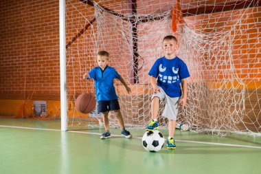 Bir kapalı kortta iki sportif genç erkek