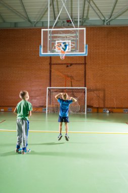 Onların basketbol pratik iki genç erkek