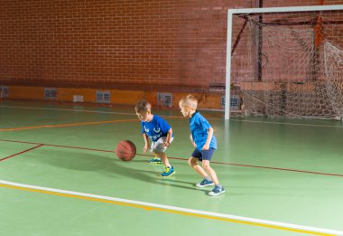İki genç erkek Basketbol oyunu oynarken