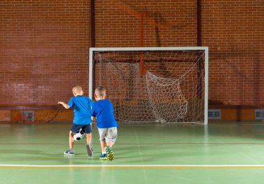 İki genç erkek arkadaş futbol oynamak