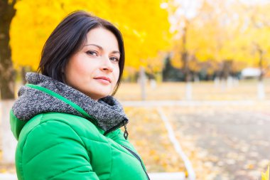 Sonbahar açık havada dalgın genç kadın