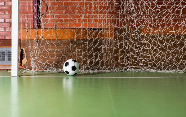 Fotboll bollen innanför målstolparna — Stockfoto