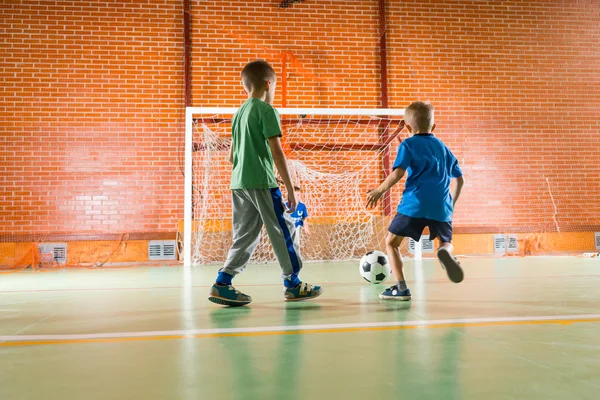 Två unga pojkar som spelar fotboll tillsammans — Stockfoto