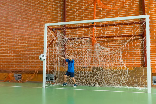 Unga fotbollsmålvakt tränar inomhus — Stockfoto