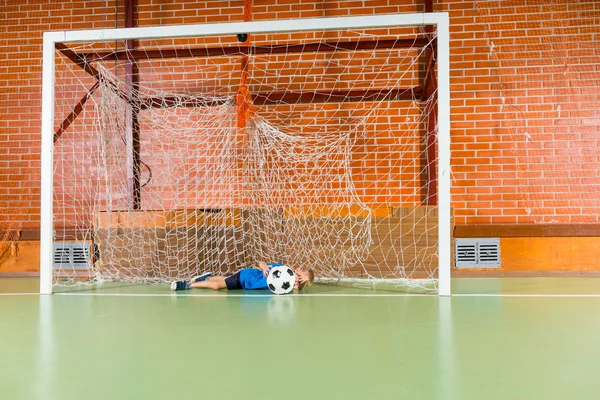 Joven portero de fútbol practicando sus habilidades — Foto de Stock