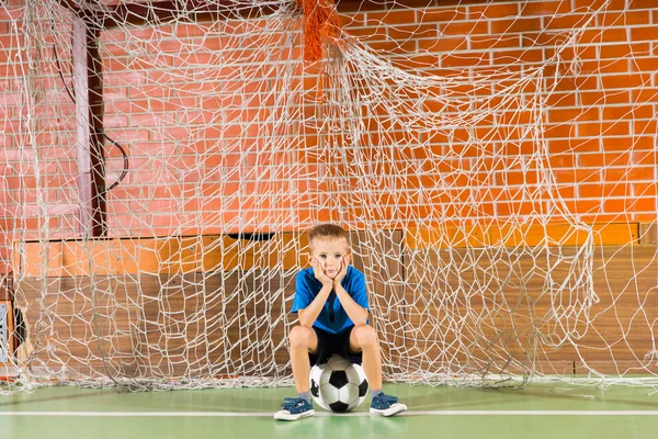 Giovane ragazzo in attesa di qualcuno a giocare a calcio — Foto Stock