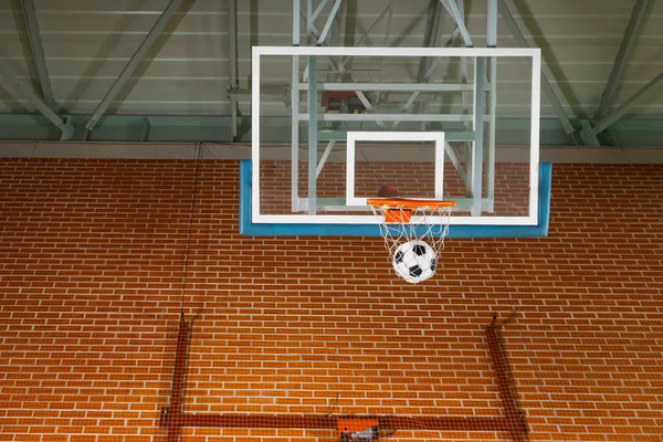 Shooting a basketball goal with a soccer ball — Stock Photo, Image