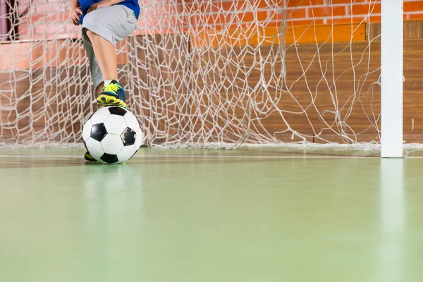 Jeune garçon debout dans le but de football — Photo