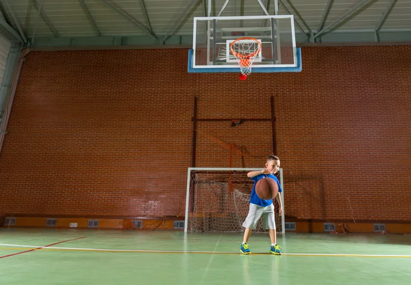 Ung pojke öva hans basket — Stockfoto