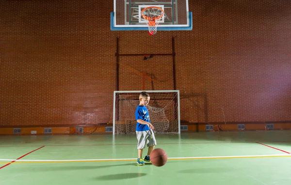 Menino pequeno jogando basquete — Fotografia de Stock