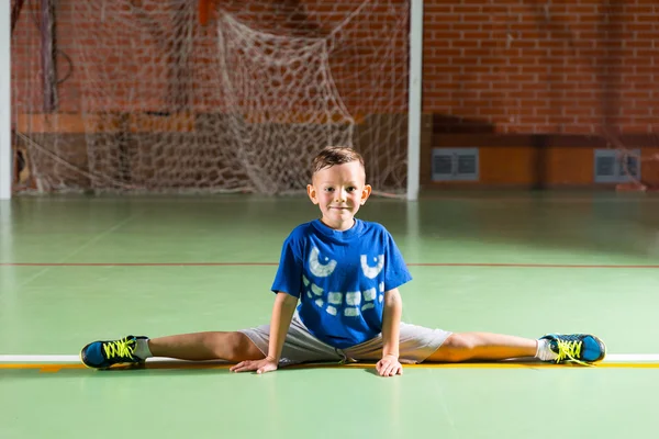 Fier petit garçon qui fait les fentes — Photo