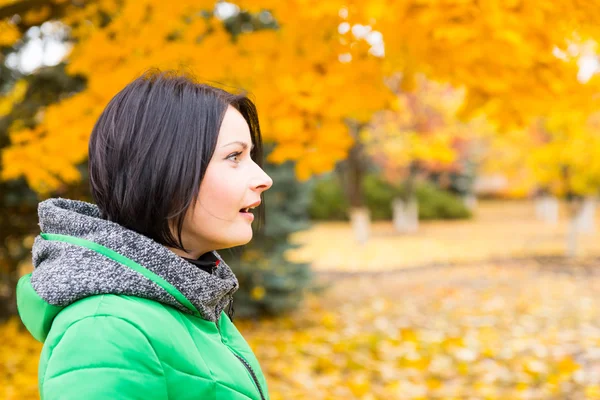 驚きの表情をした若い女性が — ストック写真