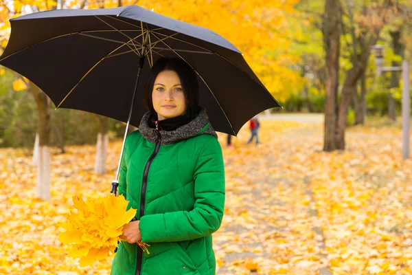 우산으로 세련 된 젊은 여자 — 스톡 사진