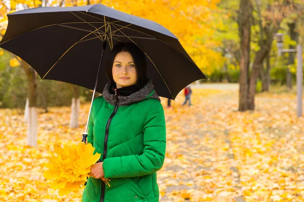 Jovem elegante com um guarda-chuva — Fotografia de Stock