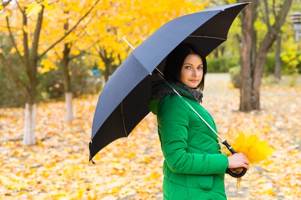 Trendy giovane donna fare una passeggiata nel parco — Foto Stock