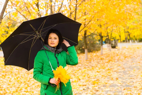 Молода жінка насолоджується барвистою осені — стокове фото