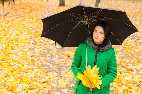 Vrij serene jonge vrouw — Stockfoto