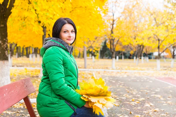 Atractivas mujeres esperando en un banco del parque —  Fotos de Stock