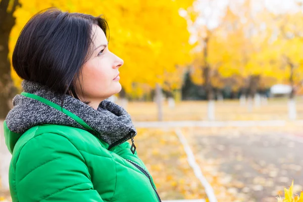 Doordachte jonge vrouw buiten ontspannen — Stockfoto