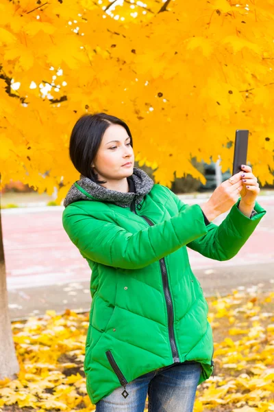 Mujer joven tomando una selfie al aire libre — Foto de Stock
