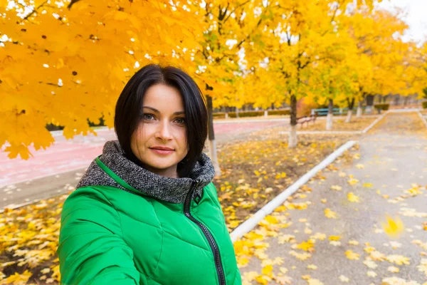 Pretty confident woman in a fall park — Stock Photo, Image